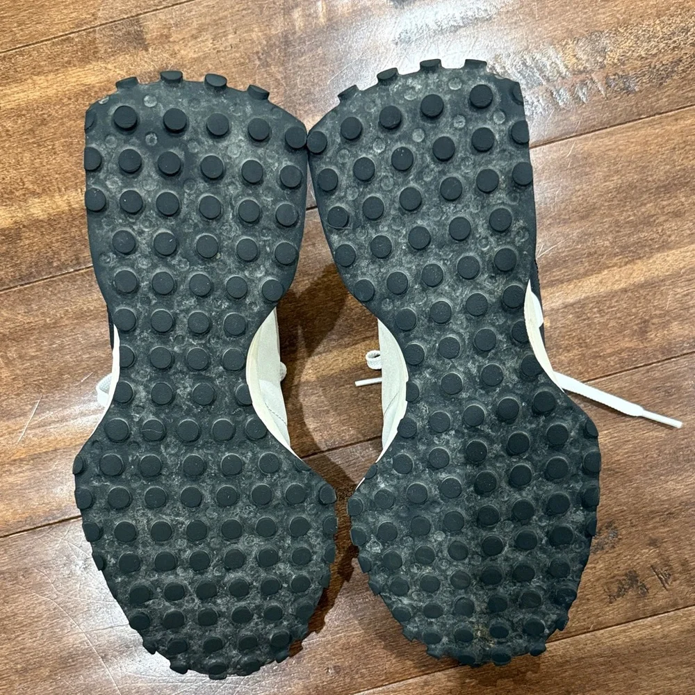 New Balance 327 9.5 - Picture 6 of 6